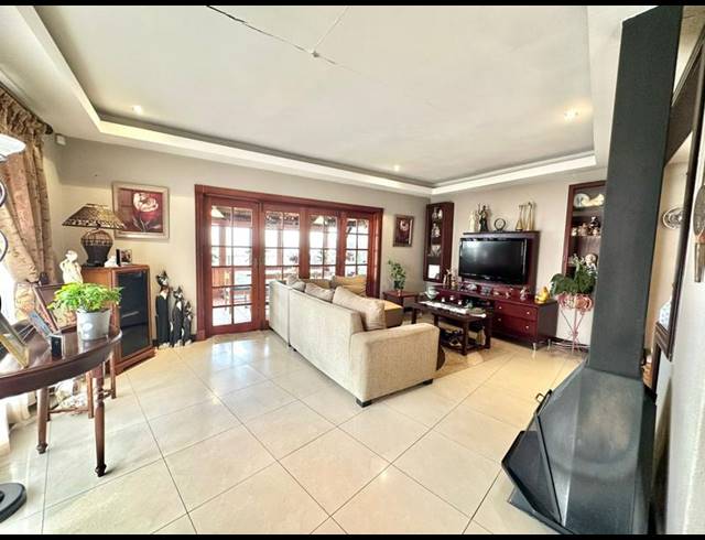 4 BEDROOM HOUSE FOR SALE IN OAKDENE